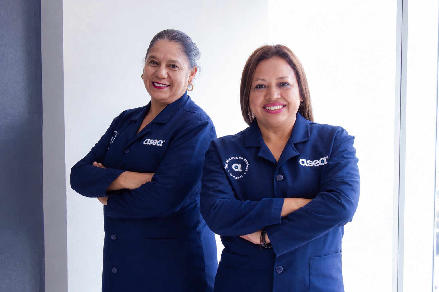 Asistentes de ASEA en uniforme
