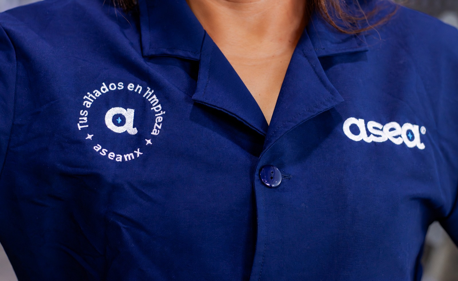 Uniforme ASEA con el sello Tus aliados en limpieza